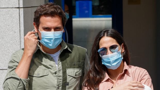 Mal&uacute; y Albert Rivera saliendo del hospital / Gtres