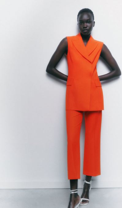 El chaleco largo naranja de Zara que te hará brillar