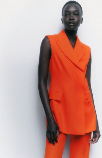 El chaleco largo naranja de Zara que te hará brillar