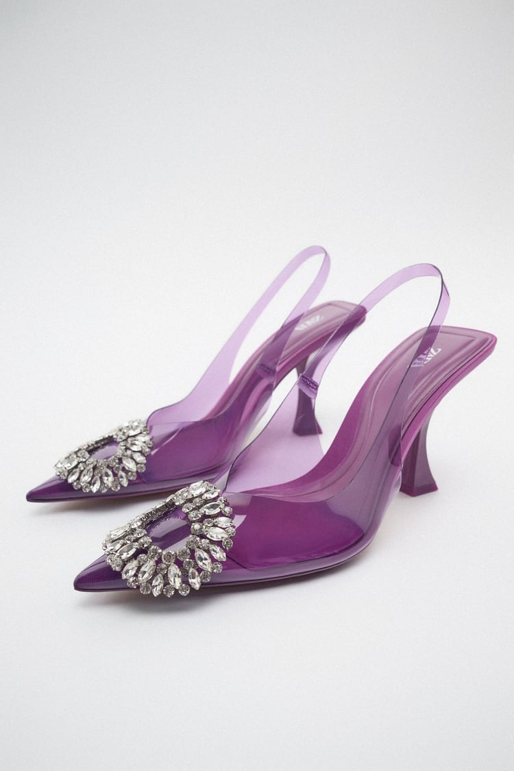 Los tacones de vinilo de Zara con joya en color p&uacute;rpura para una esas noches de reencuentros