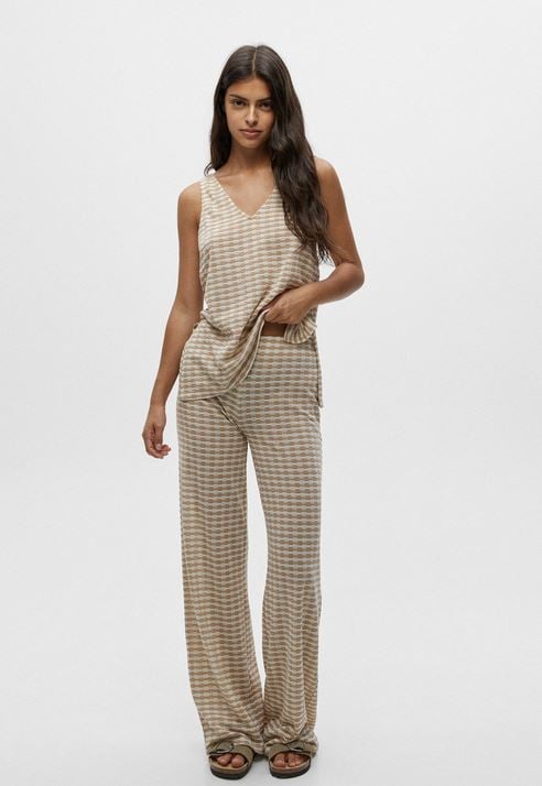 El pantalón de punto semitransparente de Pull&Bear para llevarlo con camiseta blanca