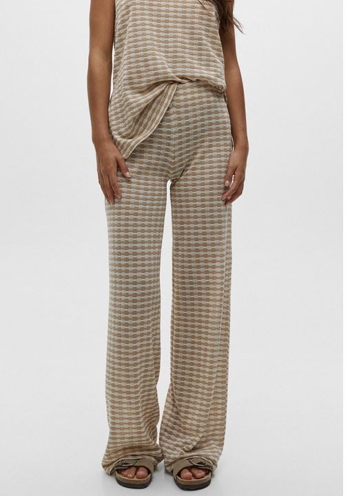 El pantalón de punto semitransparente de Pull&Bear para llevarlo con camiseta blanca