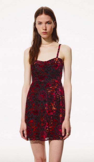 Vestido de la colecci&oacute;n c&aacute;psula de 'La casa drag&oacute;n' / Stradivarius