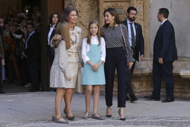 Letizia y sus hijas con do&ntilde;a Sof&iacute;a en Palma de Mallorca / Gtres