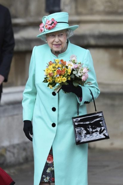 Isabel II sujetando un ramo