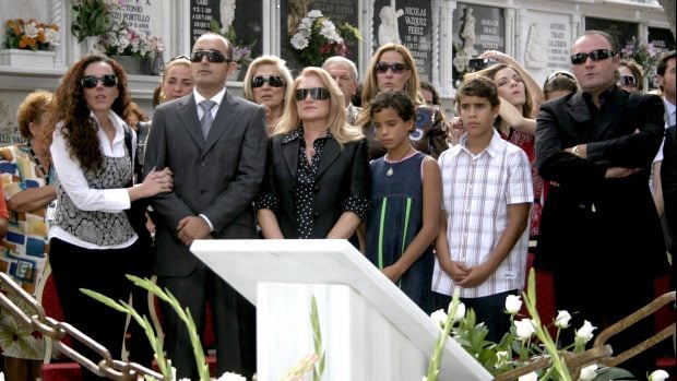 La familia de Roc&iacute;o Jurado en el cementerio / Gtres