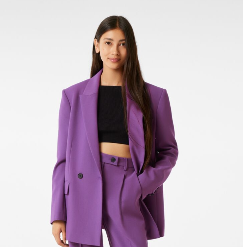 El traje morado de Bershka para ir con estilo a la vuelta al trabajo