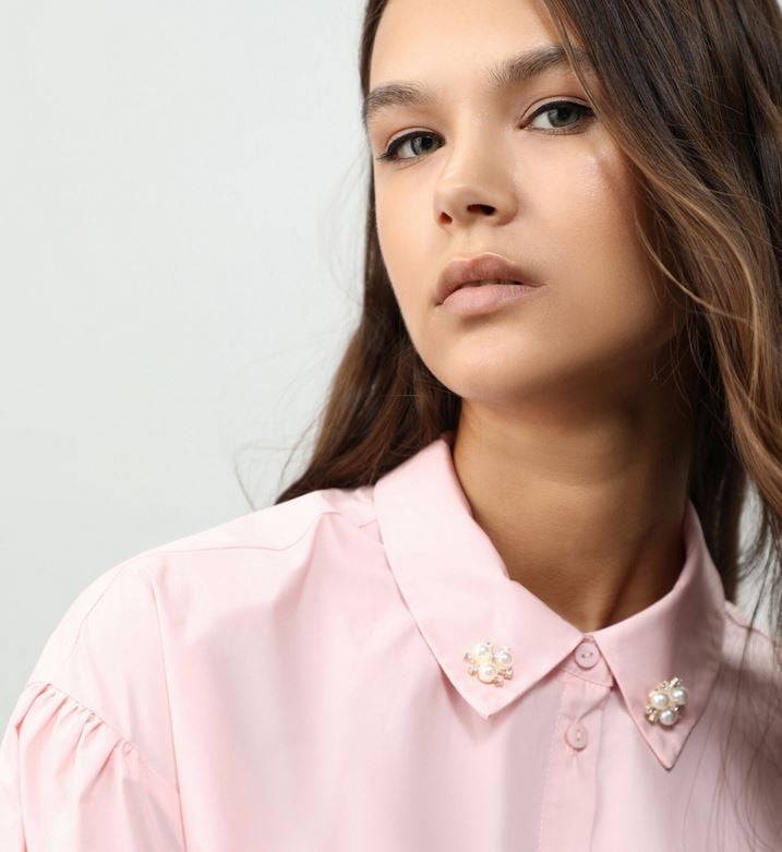 La camisa con volumen y joyas de Lefties, la m&aacute;s barata de Inditex