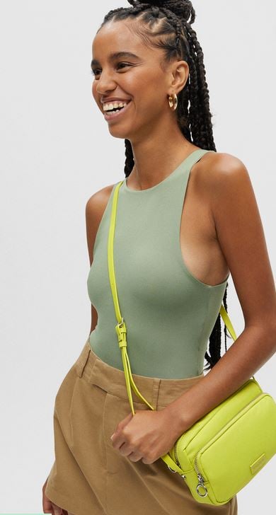 Las bandoleras de Pull&Bear que dar&aacute;n color a tus looks de oto&ntilde;o