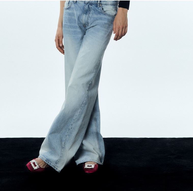 Sfera tiene las bailarinas satinadas con joya para esos eventos en los que quieres ir c&oacute;moda y elegante