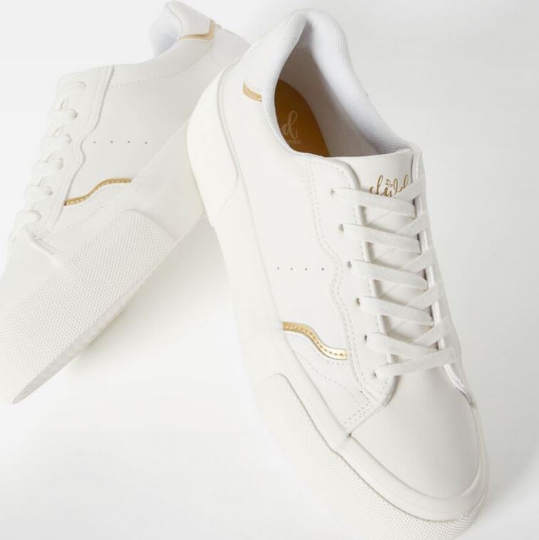 Las zapatillas de Bershka con detalles metalizados que tienen en todos los n&uacute;meros