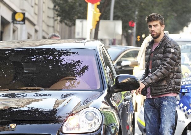 Gerard Piqu&eacute; entrando en el coche / Gtres