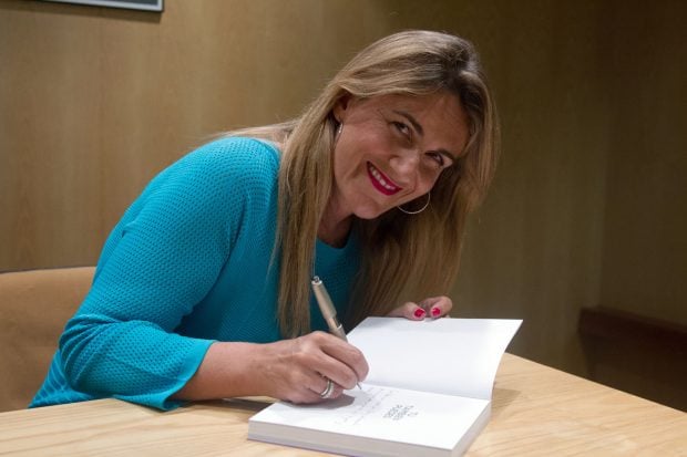 Carlota Corredera firmando un libro / Gtres