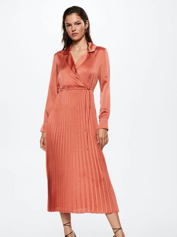 Plisado y satinado, &iquest;qu&eacute; m&aacute;s se le puede pedir a este vestidazo de Mango?