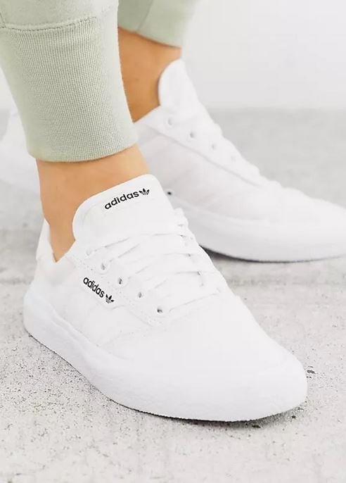 No podr&aacute;s resistirte a ningunas de estas zapatillas blancas para la vuelta a la universidad