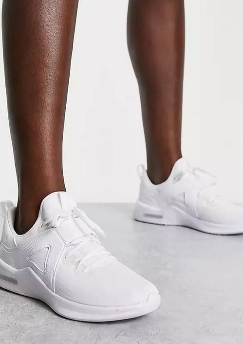 No podr&aacute;s resistirte a ningunas de estas zapatillas blancas para la vuelta a la universidad