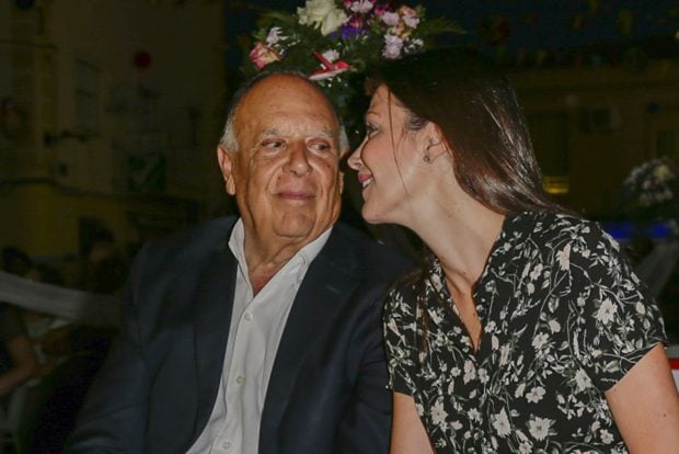 Esther Do&ntilde;a y Carlos Falc&oacute; mir&aacute;ndose / Gtres