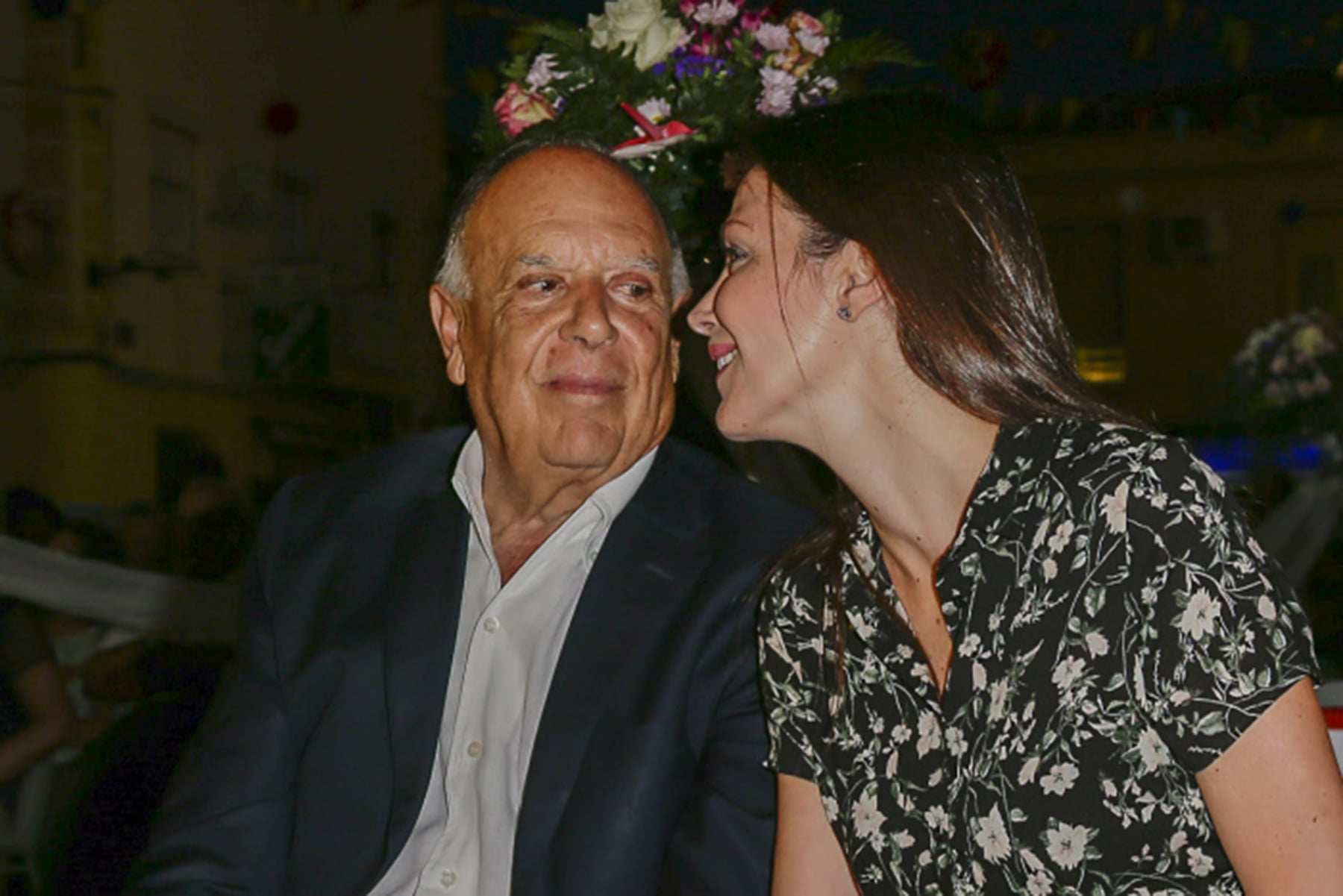 Esther Do&ntilde;a y Carlos Falc&oacute; mir&aacute;ndose / Gtres