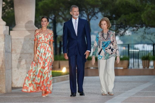Letizia, Felipe y do&ntilde;a Sof&iacute;a caminando / Gtres
