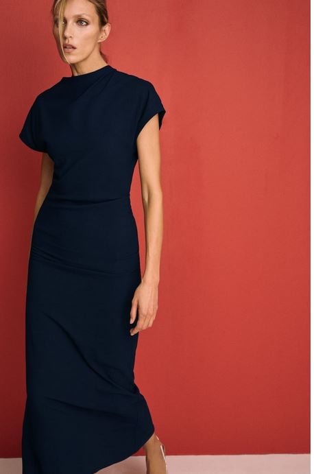 El vestido azul marino de Zara que hace tipazo y de lo m&aacute;s elegante