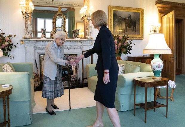 La Reina Isabel y Liz Truss en Balmoral / Gtres