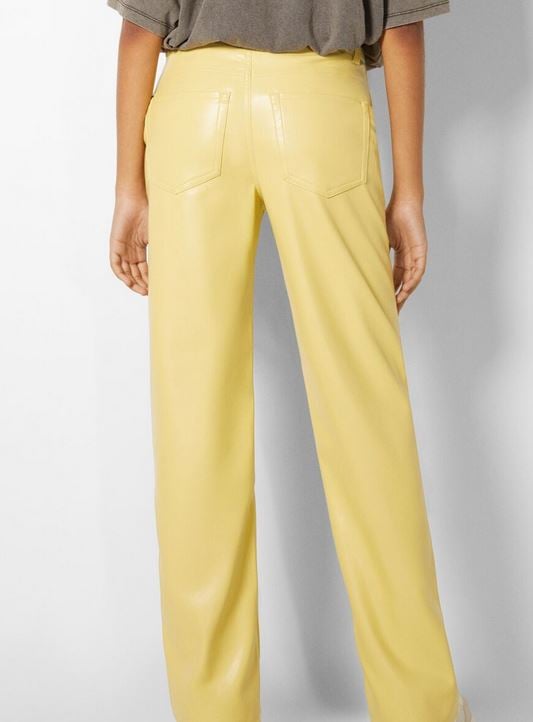 Los pantalones que realzan tu cintura est&aacute;n en Bershka