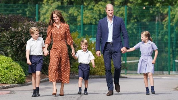 Los duques de Cambridge acompa&ntilde;ando a sus hijos al colegio / Gtres