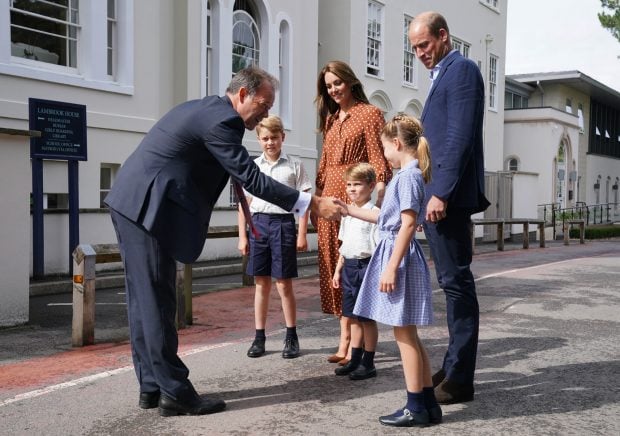 Los duques de Cambridge acompa&ntilde;ando a sus hijos al colegio / Gtres