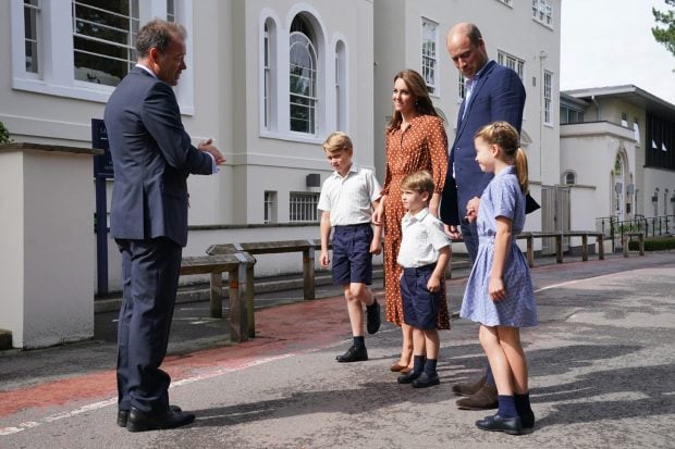Los duques de Cambridge acompa&ntilde;ando a sus hijos al colegio / Gtres