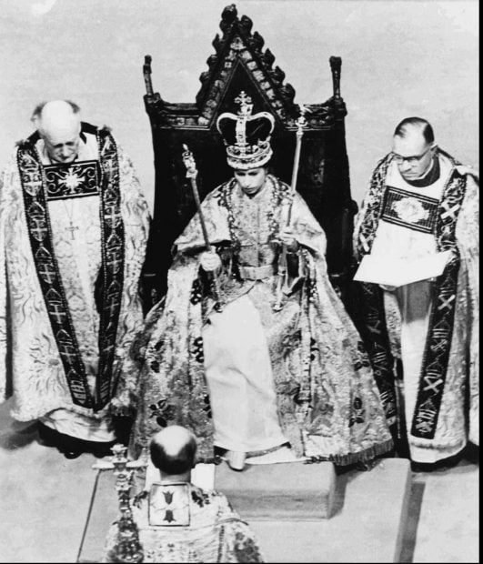 La Reina Isabel en su coronaci&oacute;n / Gtres