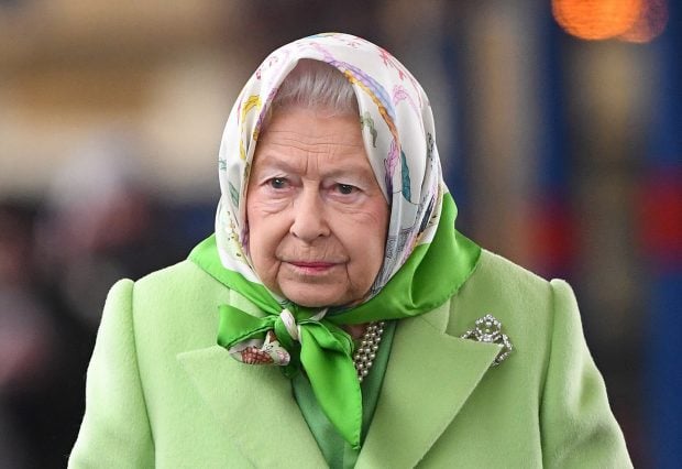Isabel II con pa&ntilde;uelo / Gtres