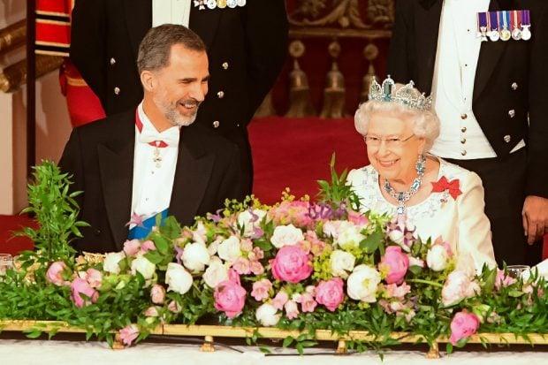 Felipe VI e Isabel II ri&eacute;ndose 
