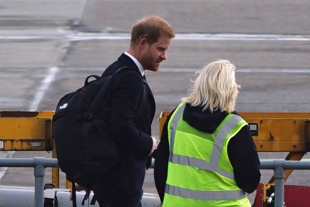 El pr&iacute;ncipe Harry en el aeropuerto / Gtres