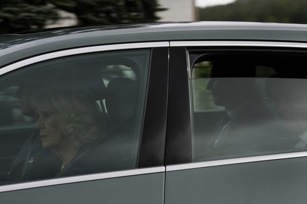 Camilla Parker y Carlos III saliendo de Balmoral