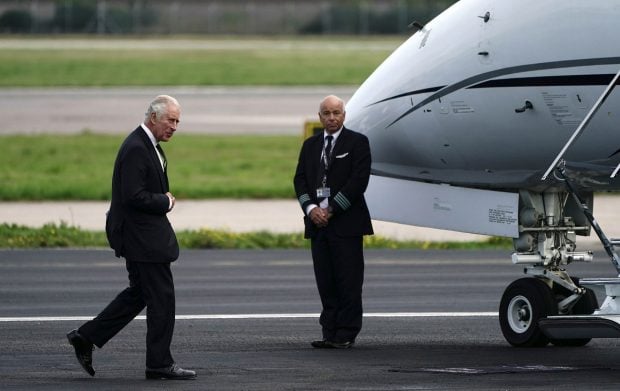 Carlos III en el aeropuerto / Gtres