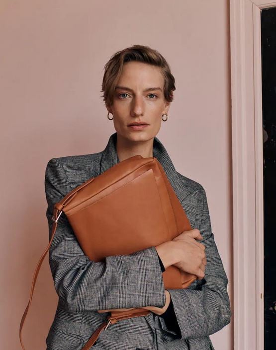 El bolso de piel de Mango Outlet donde poder llevar el port&aacute;til