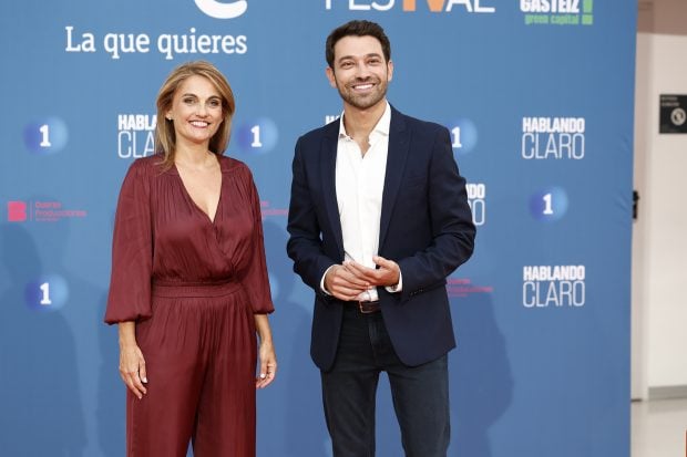Marc Calder&oacute; y Lourdes Maldonado en un photocall / Gtres