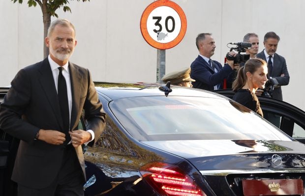Los Reyes yendo a dar sus condolencias el embajador brit&aacute;nico / Gtres