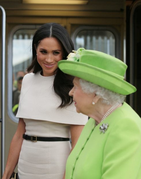 Isabel II y Meghan Markle sonriendo / Gtres