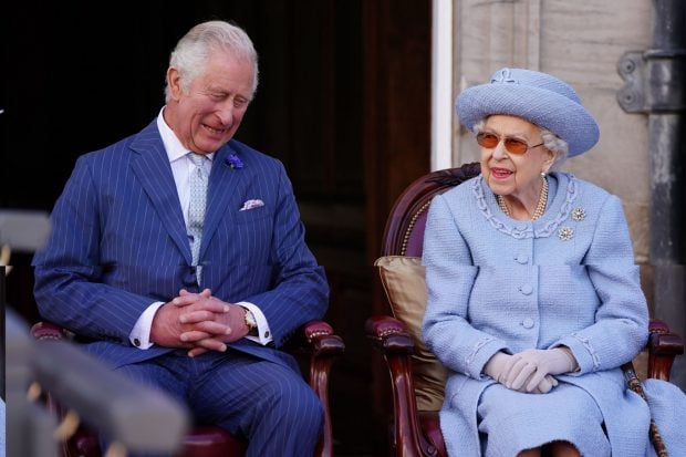 Isabel II y el pr&iacute;ncipe Carlos riendo / Gtres