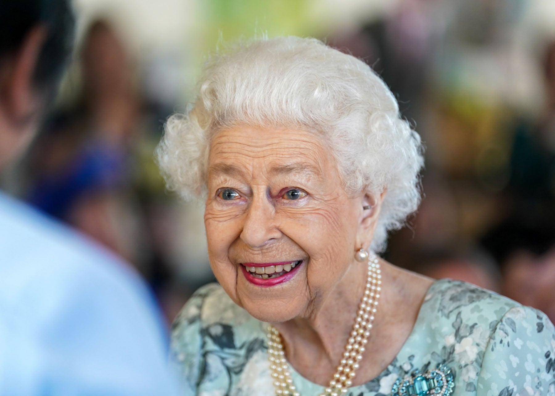 Isabel II sonriendo