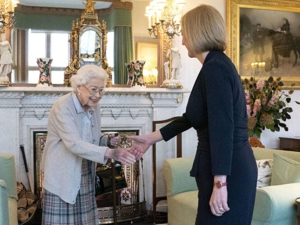 Isabel II recibiendo a Liz Truss / Gtres