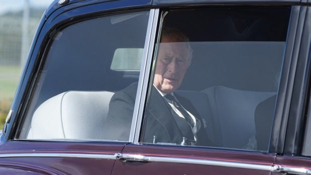 Carlos III con semblante serio tras la muerte de Isabel II