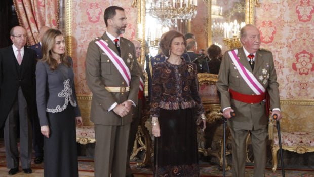 El Rey Felipe, la Reina Letizia, don Juan Carlos y do&ntilde;a Sof&iacute;a en una imagen de archivo / Gtres