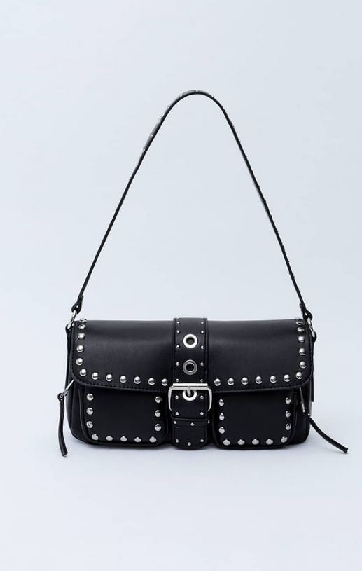 El bolso con tachuelas de Stradivarius al estilo Kate Moss