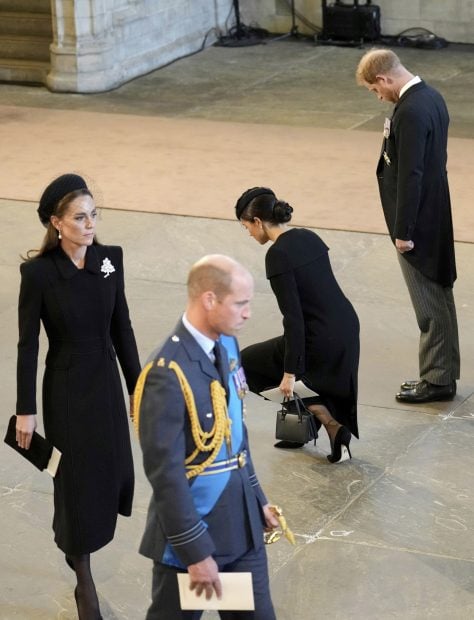Meghan Markle se arrodilla / Gtres