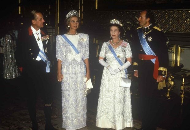 Isabel II y Felipe de Edimburgo con el Rey Juan Carlos y la Reina Sof&iacute;a en un acto oficial / Gtres