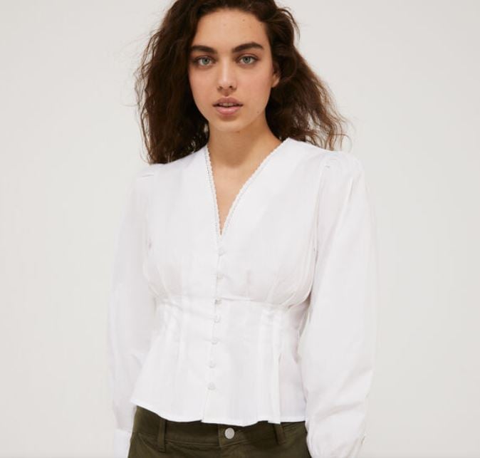 La camisa blanca con pliegues de Springfield que te marcar&aacute;n cintura