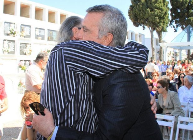Amador Mohedano y Ortega Cano d&aacute;ndose un abrazo / Gtres