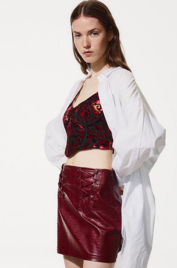 La falda efecto piel de Stradivarius para un look de lo m&aacute;s rompedor